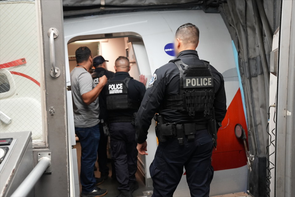 仰天！運び屋vs取締屋in全米エアポート 9